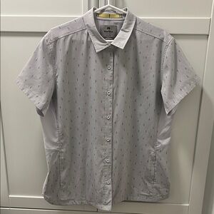 WIND RIVER Arrow Design Front Zip Pockets Casual Button Down Shirt | Back Logo